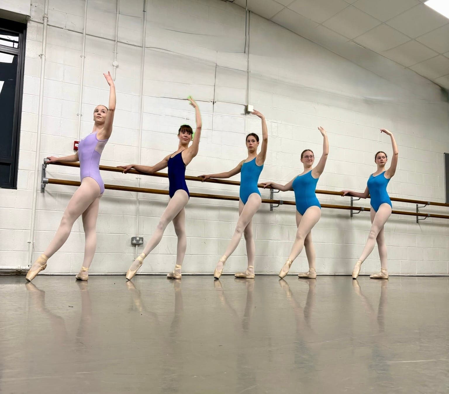 Students at the barre in pointe shoes at the Geraldine Lamb Dance School